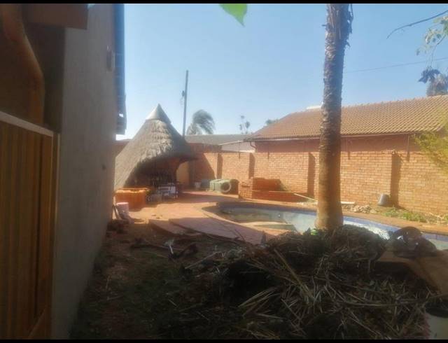 4 BEDROOM HOUSE FOR SALE IN LENASIA SOUTH